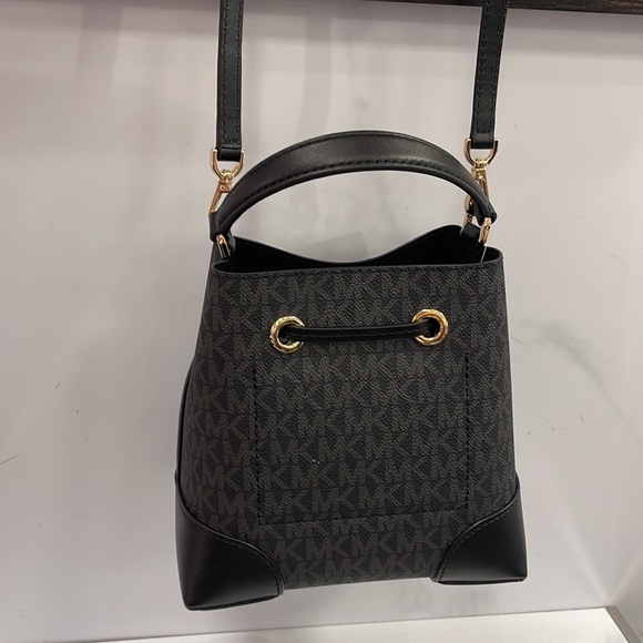 MICHAEL KORS 35F2GM9M1B MERCER SMALL BUCKET DRAWSTRING CROSSBODY IN BLACK - Picture 12 of 16